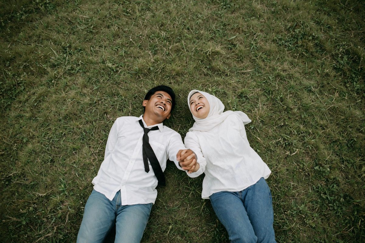 Pasangan berbaring di rumput